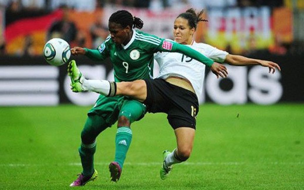Німеччина, Франкфурт-на-Майні. Нігерійська нападниця Дезіре Ораранозі бореться за м&#039;яч з півзахисницею збірної Німеччини Селією Окоїно під час матчу Чемпіонату світу з футболу FIFA серед жінок. / © AFP