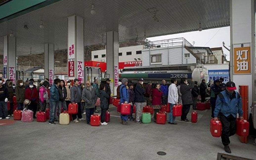 Японія, Ямада. Японці стоять у черзі за бензином на АЗС у місті Ямада, префектура Івате. / © AFP
