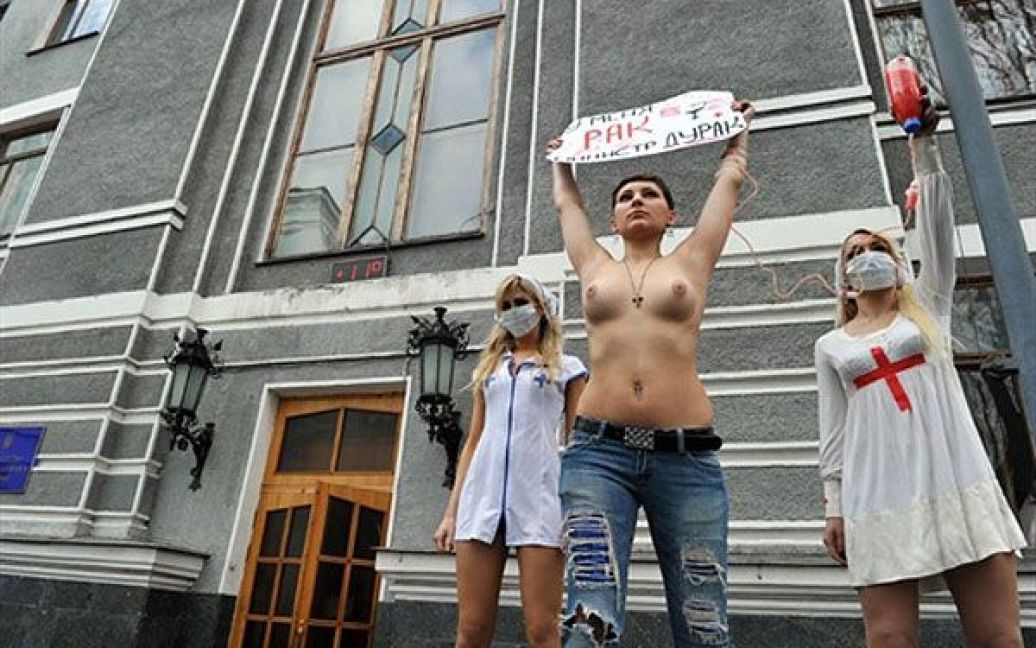 Активістка руху Аліна Ковальчук, яка страждає на рак лімфовузлів другої стадії протестувала топлес / © AFP