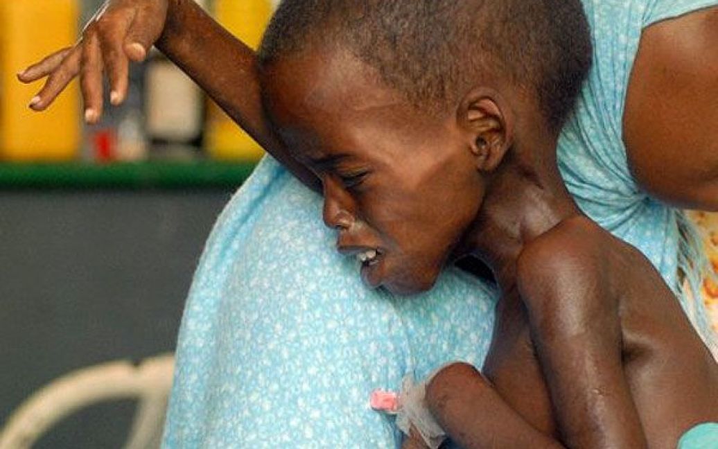 Сомалі, Могадішо. Виснажена дитина чекає разом зі своєю матір&#039;ю перед лікарнею Банадір в столиці країни Могадішо. Близько третини населення Сомалі знаходяться на межі голодної смерті, мільйони людей в Джібуті, Ефіопії, Кенії та Уганді постраждали від найсильнішої посухи в регіоні за останні 60 років. / © AFP