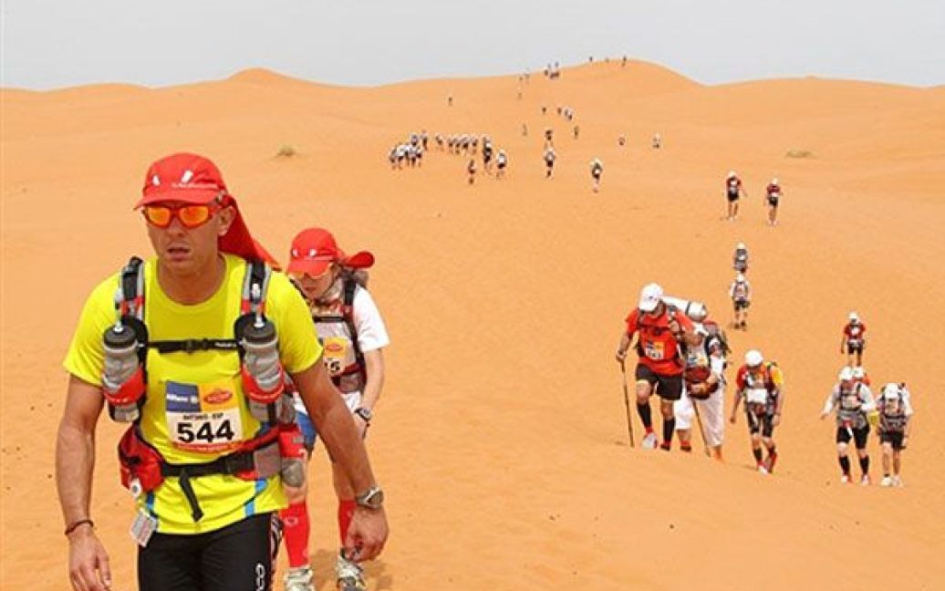 На півдні Марокко в пустелі Сахара завершився 26-ий Піщаний марафон (Marathon des Sables). / © AFP