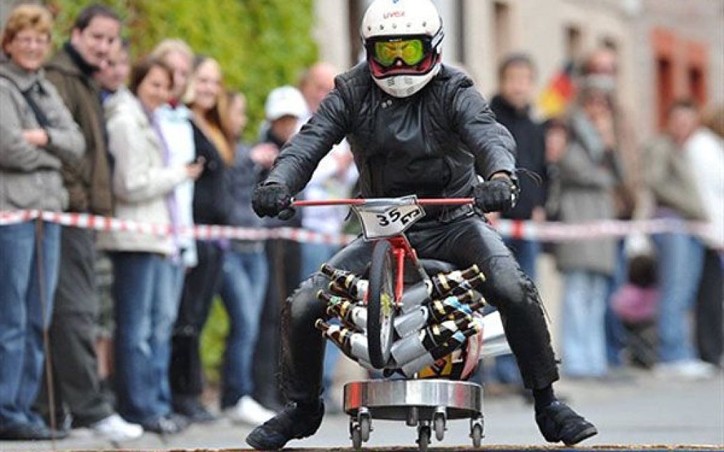 Деякі гонщики розвивали на стільцях швидкість до 35 кілометрів на годину. / © AFP