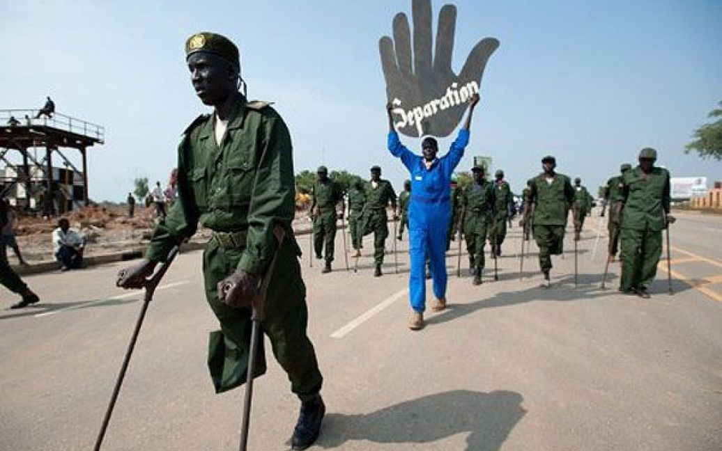 Судан, Джуба. Ветерани війни беруть участь в репетиції військового параду в місті Джуба у Південному Судані. За кілька днів Південний Судан буде офіційно проголошено незалежною від Судану державою після 21-річної війни. / © AFP