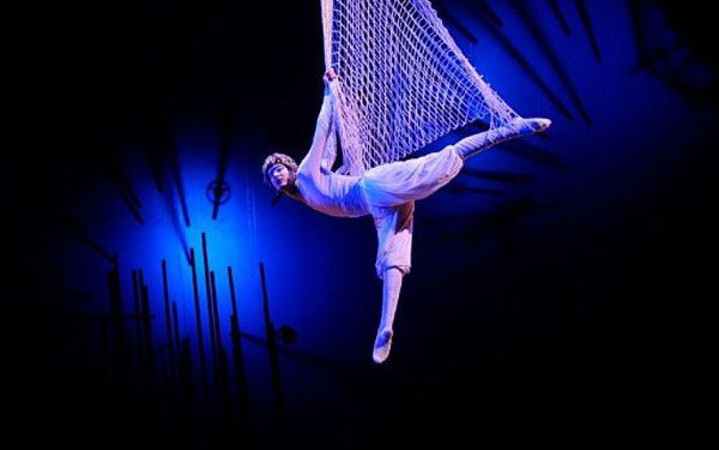 Філіппіни, Маніла. Артист з "Cirque du Soleil" ("Цирку сонця") виступає перед початком шоу "Varekai", яке цирк презентував на арені Кірін Грандстанд в Манілі. / © AFP