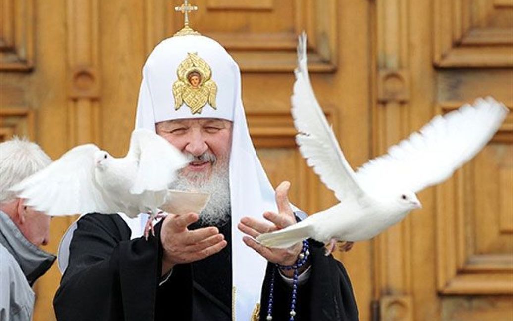 Росія, Москва. Патріарх Московський і всієї Русі Кирило випускає білих голубів на честь святкування Благовіщення у Кремлі. / © AFP