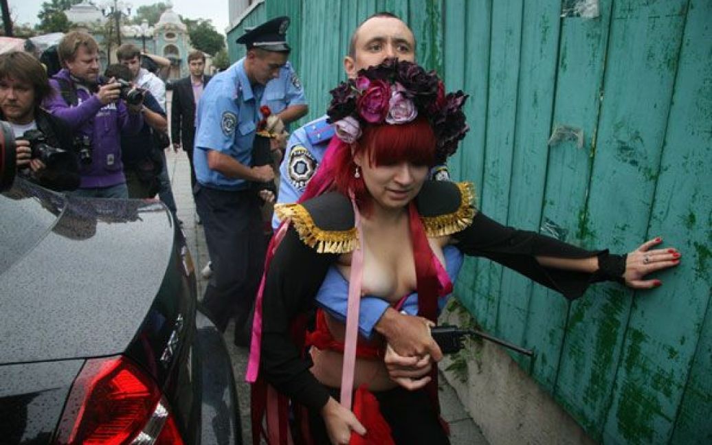 Активістки FEMEN влаштували під Верховною радою топлес-протест "Депутат, не бикуй!" проти пенсійної реформи. / © Жіночий рух FEMEN