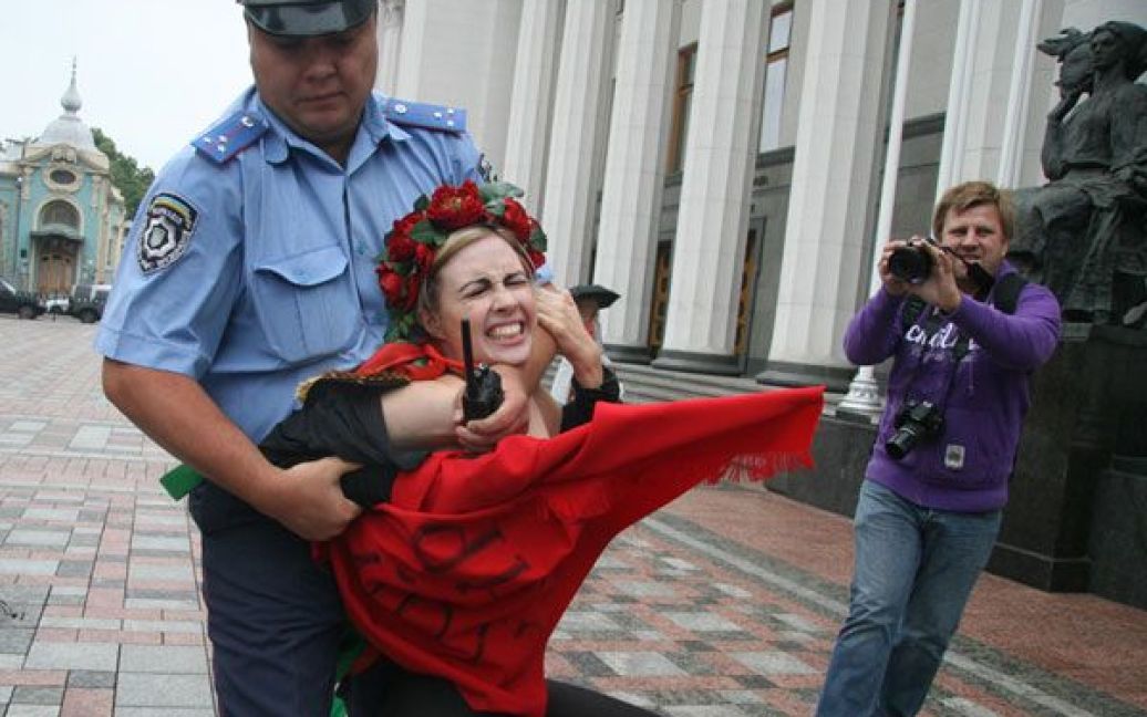 Активістки FEMEN влаштували під Верховною радою топлес-протест "Депутат, не бикуй!" проти пенсійної реформи. / © Жіночий рух FEMEN
