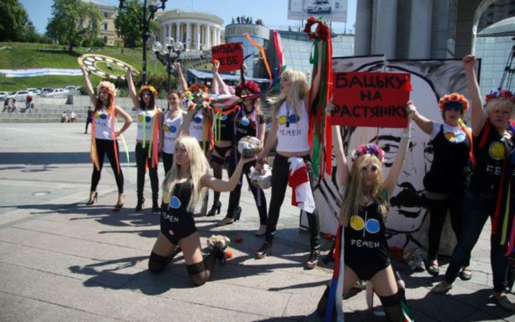 Активістки жіночого руху FEMEN провели на Майдані Незалежності в Києві акцію "Рогатки до бою!" на підтримку жертв "кривавої неділі" в Білорусі. / © Жіночий рух FEMEN