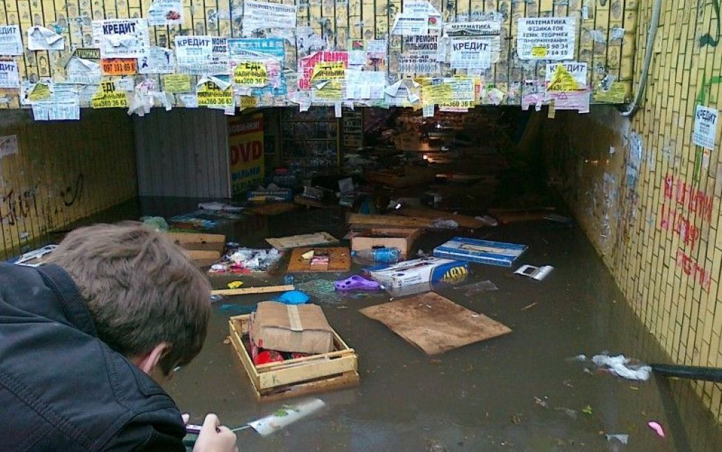 У Києві через сильні зливи було затоплено кілька вулиць, на дорогах маршрутки плавали по вікна у воді. / © http://forum.autoua.net
