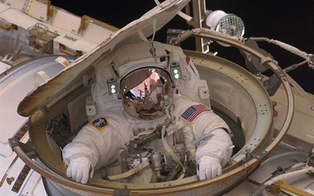 Космос. На зображенні, наданому NASA, астронавт Ендрю Ф&#039;юстел заходить до космічної станції після завершення 8-годинного виходу у відкритий космос. Це був 246-й вихід у відкритий космос, який здійснив американський астронавт. Фото AFP/NASA / © AFP