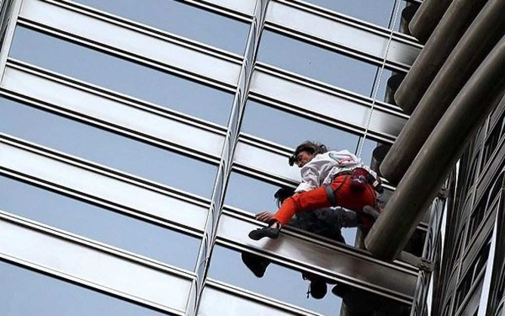 "Людина-павук" піднявся на найвищу будівлю в світі - хмарочос "Бурдж-Халіфа" в Дубаї. / © AFP