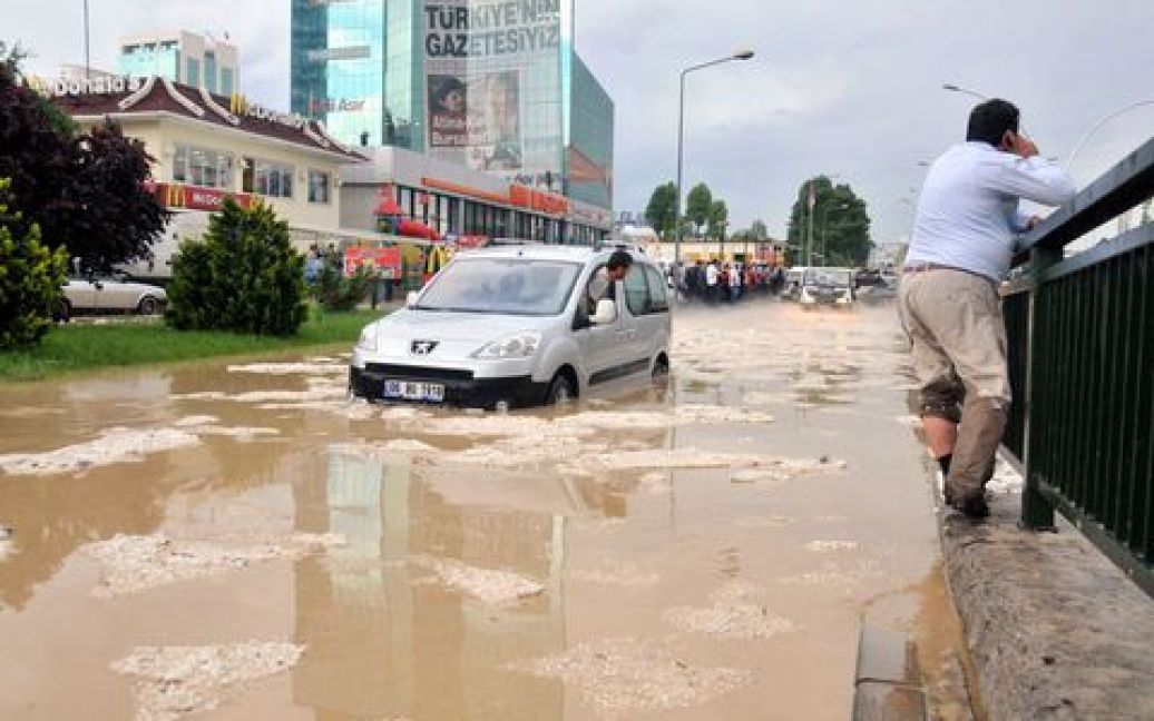 Мерія Анкари заявила, що до 21 червня дощі закінчаться, і попросила громадян тимчасово не користуватися машинами. / © haberturk.com