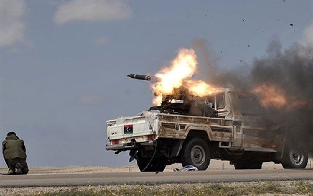 Лівійська Арабська Джамахірія, Брега. Лівійські повстанці випускають ракети в бік урядових сил, вірних Муаммару Каддафі. / © AFP