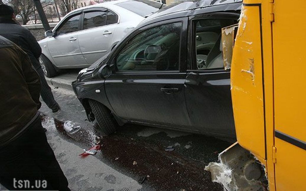 У центрі Києва на Поштовій площі сталася жахлива ДТП за участю декількох автомобілів. / © Слава Гіріч/ТСН.ua