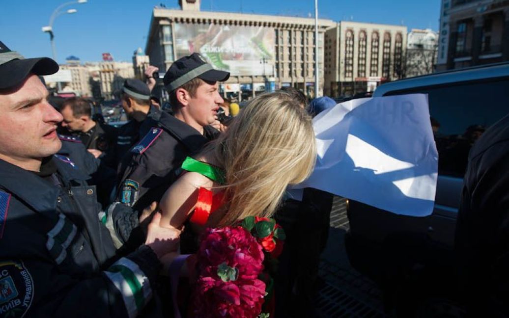 Після затримання міліцією одна з активісток руху FEMEN Інна Шевченко була госпіталізована з підозрою на перелом ключиці. / © femen.livejournal.com