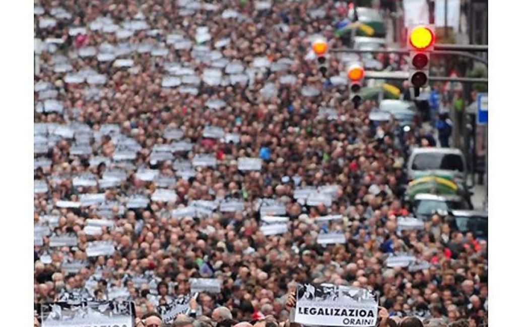 Іспанія, Більбао. Тисячі людей взяли участь у марші із вимогами легалізації нової баскської партії прихильників незалежності Сорту у північному іспанському місті басків Більбао. / © AFP