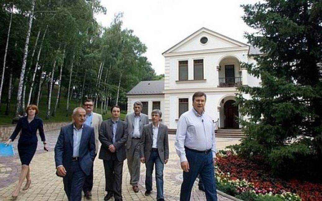 Янукович провів для журналістів екскурсію "Межигір&#039;ям" / © Українська правда