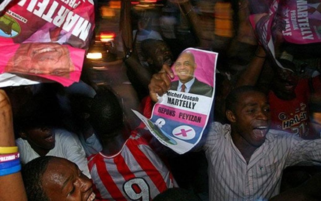 Гаїті, Порт-о-Пренс. Гаїтяни святкують перемогу співака Мішеля Мартеллі на президентських виборах у Гаїті. Популярний співак Мішель Мартеллі був обраний президентом Гаїті 67,57% голосів. / © AFP