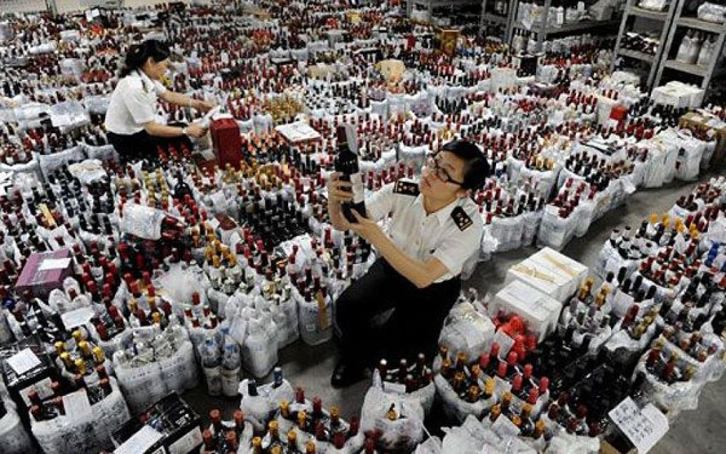 Китай, Шеньчжень. Китайські митники вилучили тисячі пляшок контрабандного вина на митниці у Шеньчжені на півдні Китаю. / © AFP