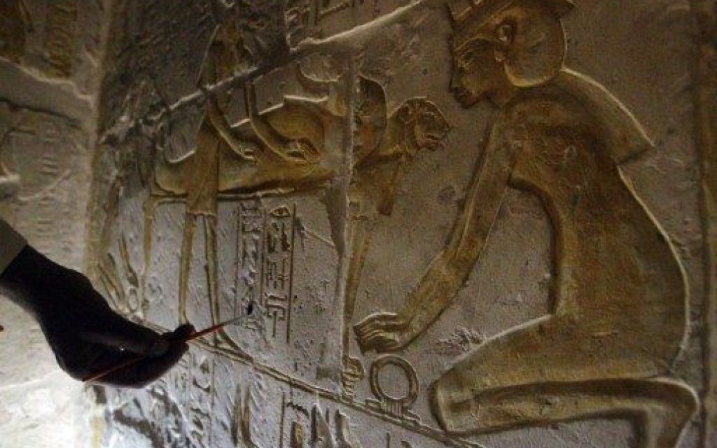 Єгипет, Каїр. Єгипетський реставратор щіткою розчищає пил зі стіни гробниці Хоремхеба під час відкриття "Кладовища сучасної держави" у Гізі. Хоремхеб був головнокомандувачем єгипетської армії в часи правління фараона Тутанхамона, його гробниця була побудована між 1333 і 1319 рр. до н.е. / © AFP