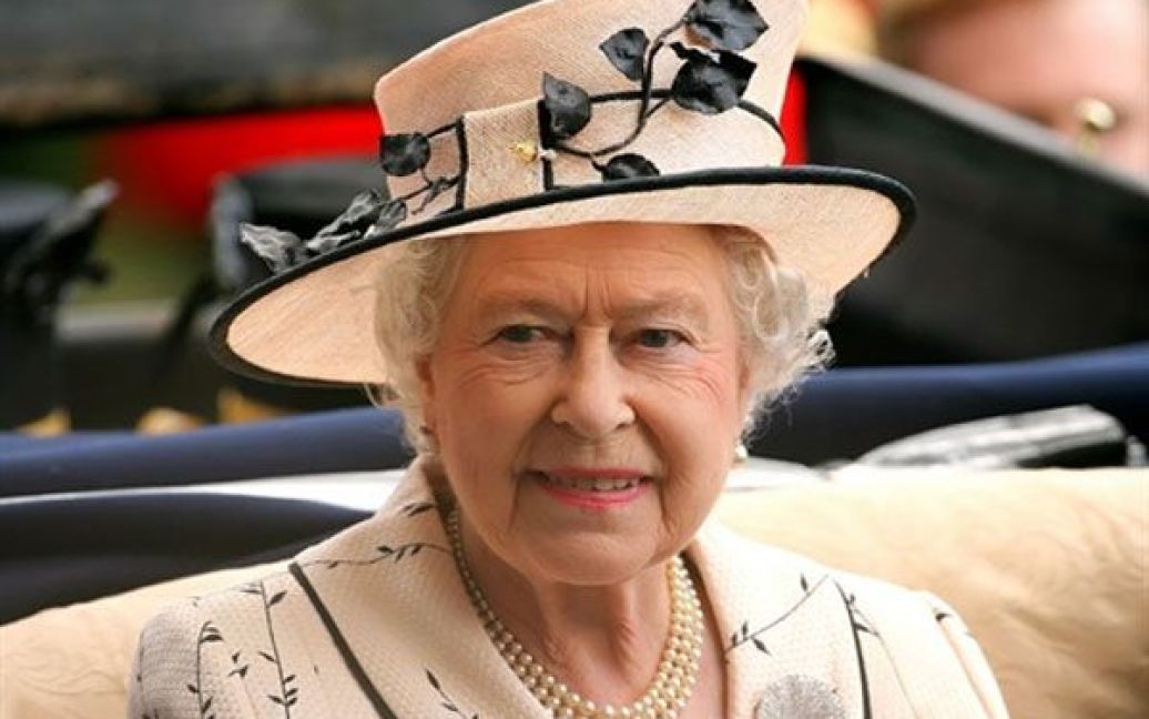 Британська королева завжди елегантна і завжди в капелюшку, підібраному в тон до вбрання / © AFP