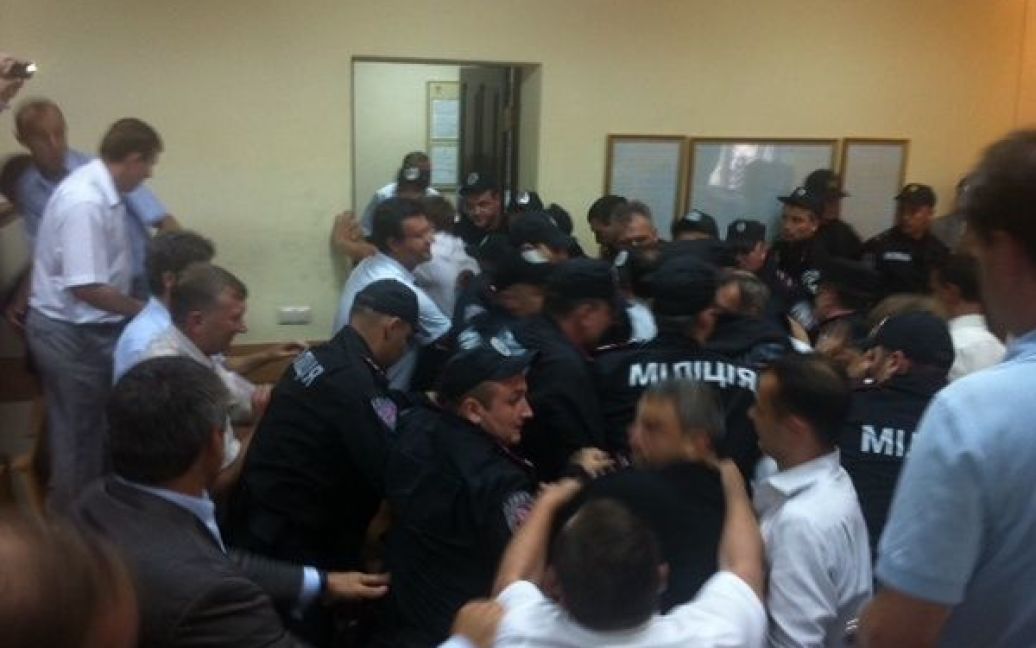 Під час розгляду справи Юлії Тимошенко в залі суду сталася сутичка між бютівцями та нарядом підрозділу "Грифон". / © tymoshenko.ua
