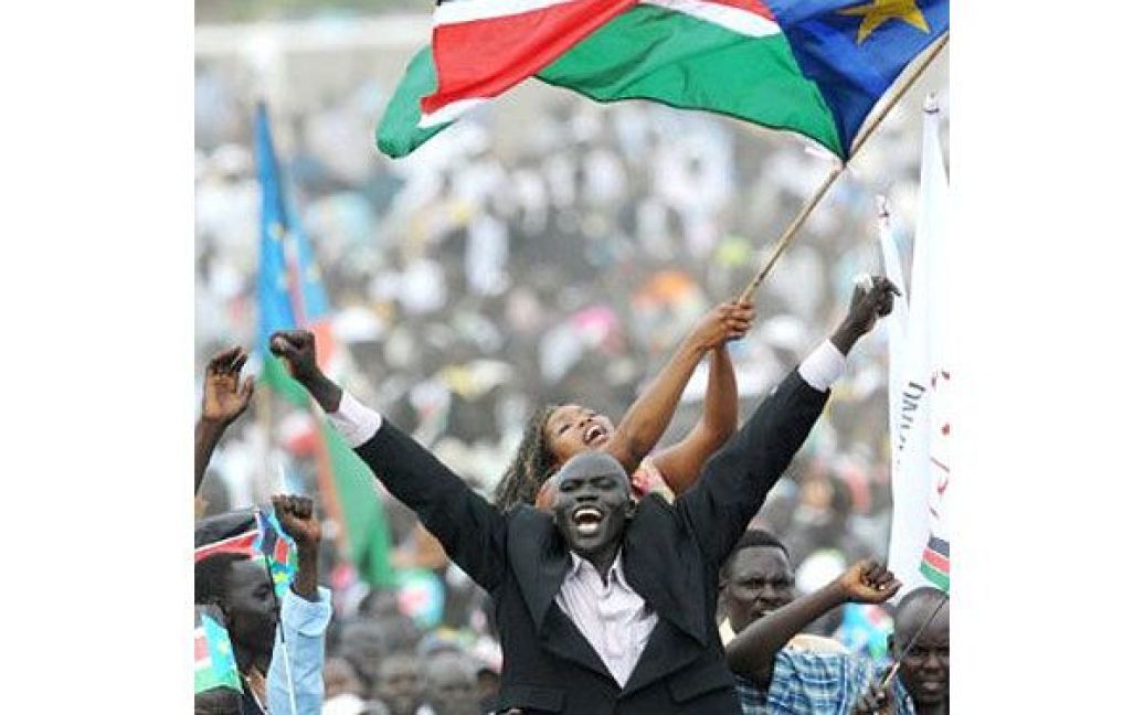 Судан, Джуба. Мешканці Південного Судану розмахують прапорами під час святкування отримання країною незалежності від Судану. Південний Судан відділився від Судану і став сто дев&#039;яносто третьою та наймолодшою країною в світі. / © AFP