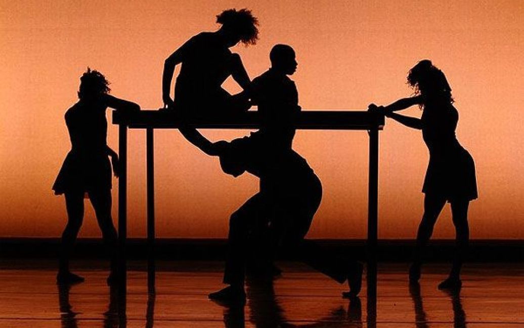 США, Нью-Йорк. Танцюристи з балету Philadanco виконують виставу "Вгадай, хто прийде до обіду" у театрі Джойс. / © AFP