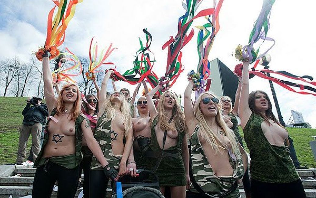 Рух FEMEN присвятив акцію "Фашизофренія" у Києві Міжнародному дню визволення в&#039;язнів фашистських концтаборів. / © Жіночий рух FEMEN
