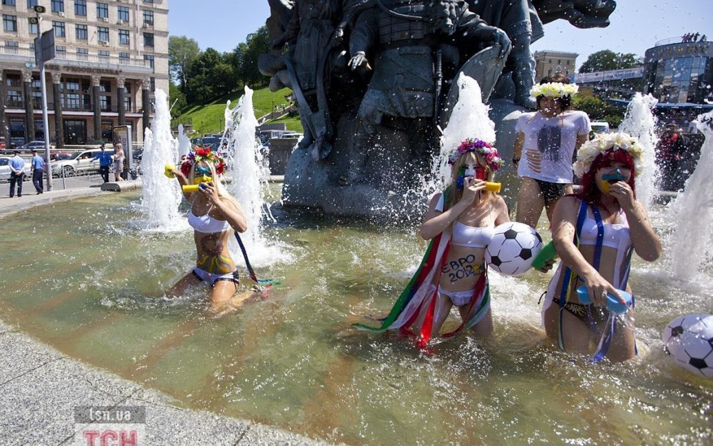 Жіночий рух FEMEN провів на Майдані Незалежності в Києві акцію протесту у фонтані "Євромийка-2012". / © 