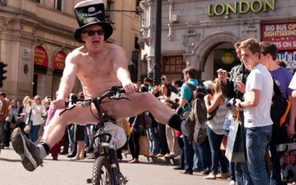 Великобританія, Лондон. Чоловік бере участь у щорічному міжнародному Лондонському оголеному велопробігу в центрі Лондона. Оголений велопробіг проводять восьмий рік поспіль. / © AFP