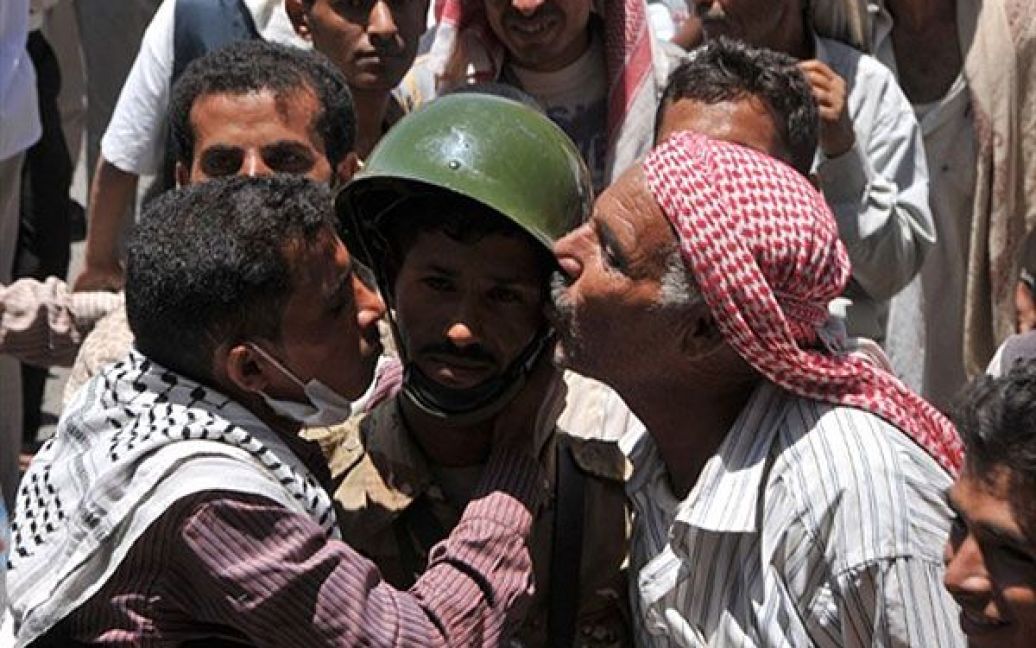 Ємен, Таїз. Єменські антиурядові демонстранти цілують солдата під час демонстрації проти президента країни Алі Абдалли Салеха. / © AFP