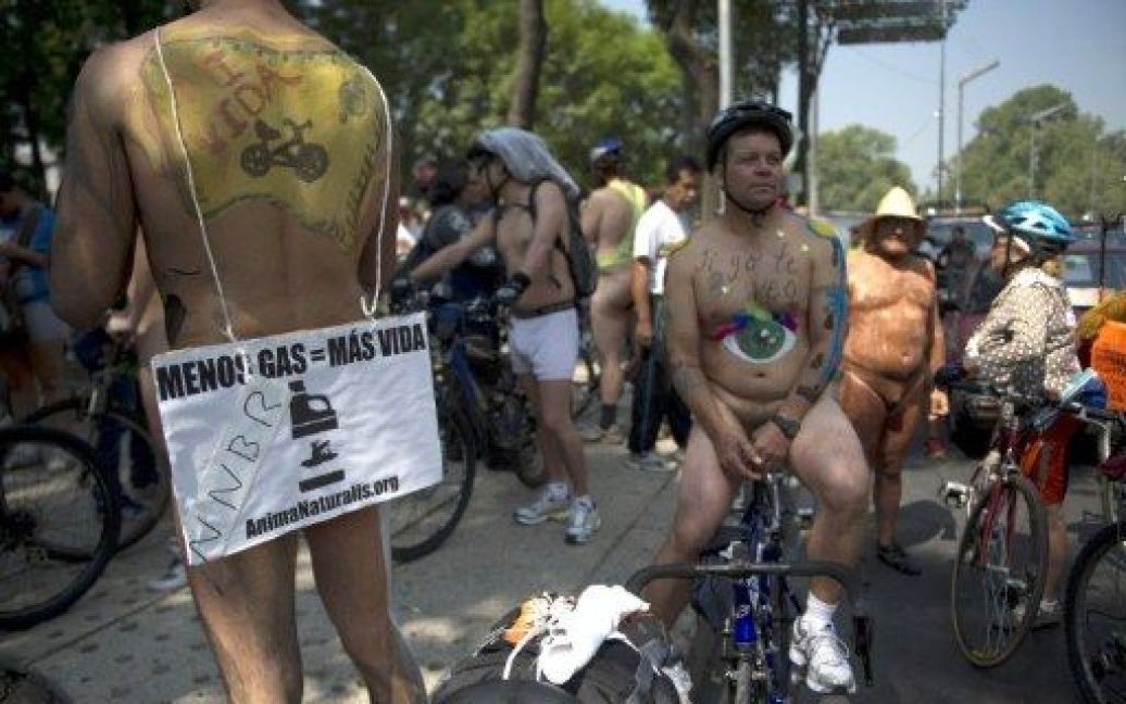 У кількох країнах світу велосипедисти провели голі акції протесту проти залежності світу від нафти та користування автомобілями. / © AFP