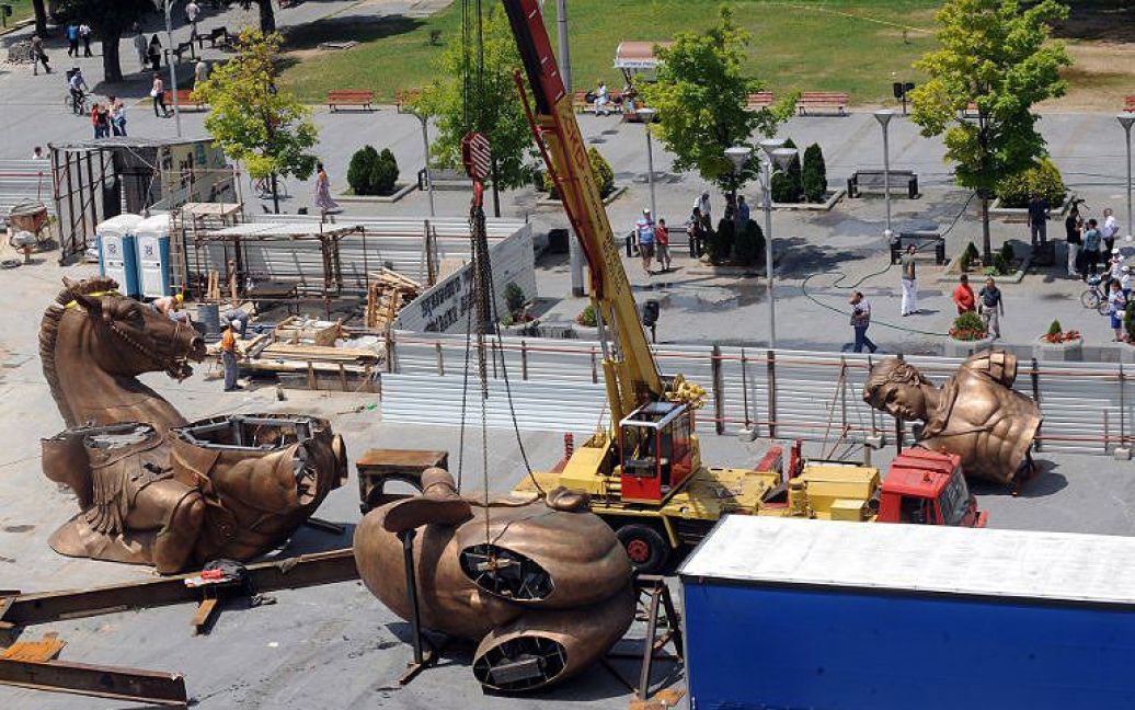 Македонія, Скоп&#039;є. Робочі чіпляють мотузки до бронзових компонентів 12,5-метрової статуї Олександра Великого та його коня Буцефала, яку планують встановити на головній площі в місті Скоп&#039;є. / © AFP