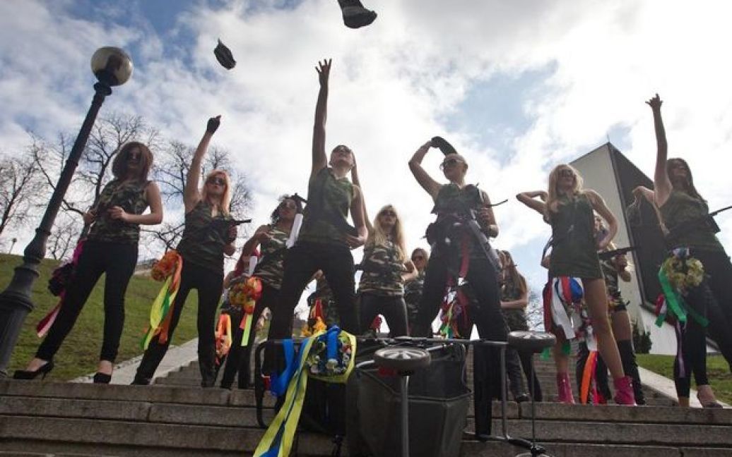 Активістки жіночого руху FEMEN провели топлес-акцію підтримки дівчат з російського руху "Армія Путіна" / © censor.net