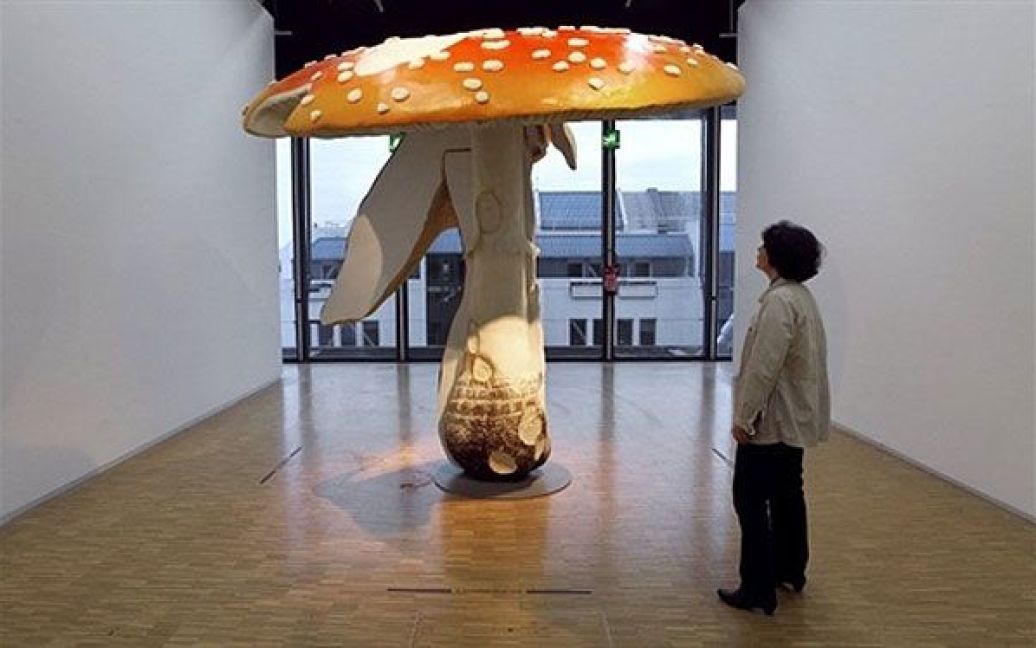 Франція, Париж. Жінка дивиться на скульптуру гігантського гриба бельгійського артиста Карстена Хеллера у новій постійній експозиції Національного музею сучасного мистецтва в центрі Жоржа Помпіду в Парижі. / © AFP
