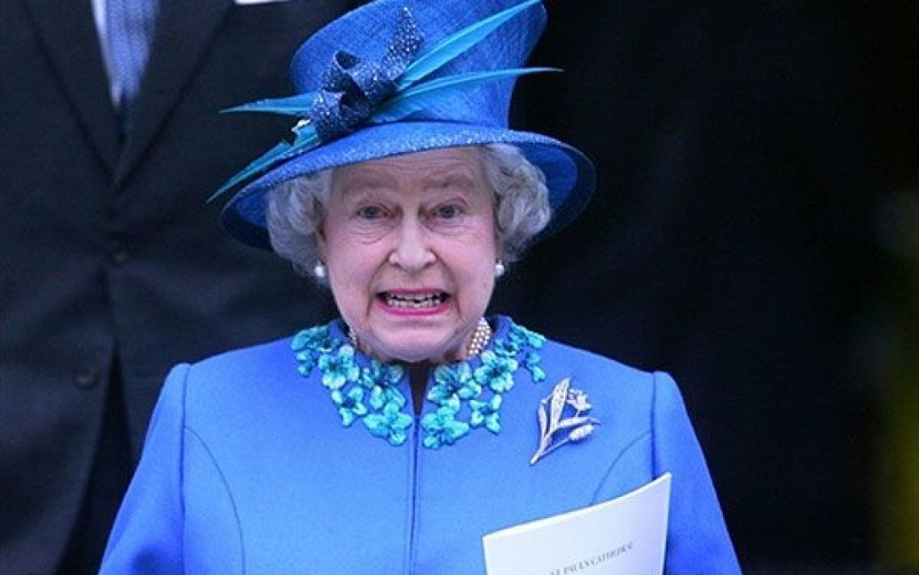 Королева не обмежує себе у кольоровій гамі, але перевагу віддає чистим яскравим кольорам / © AFP