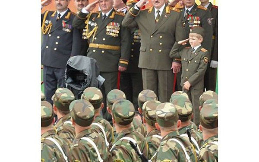 Військовий парад приймав президент Білорусі Олександр Лукашенко разом зі своїм молодшим сином Миколою. / © AFP