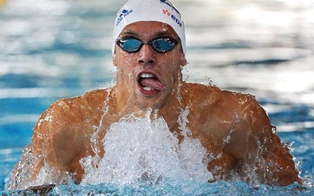 Франція, Шильтігхейм. Французький плавець Хью Дюбоск показує язик під час запливу на 100 м брасом на Чемпіонаті Франції з плавання. / © AFP