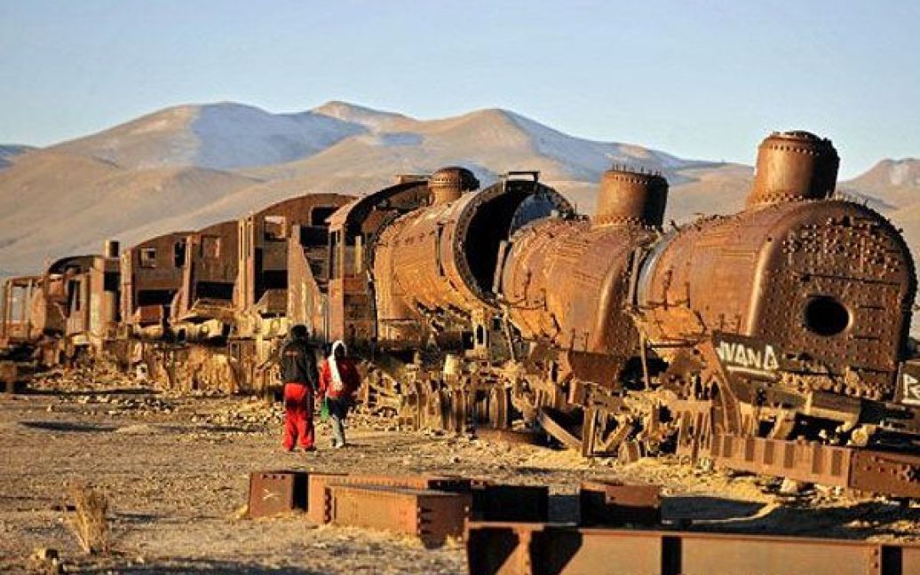 Болівія, Уюні. Туристи гуляють кладовищем поїздів на околиці міста Уюні. Соляна долина в місті Уюні має площу у 10 тисяч квадратних кілометрів і є одним з найбагатших родовищ літію в світі. / © AFP