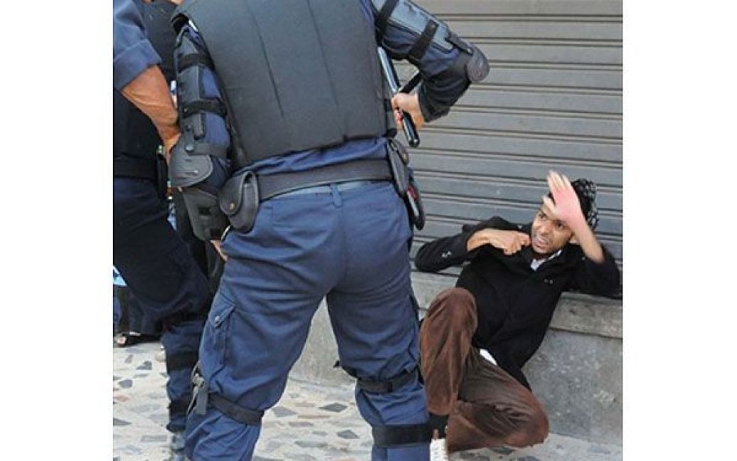 Марокко, Касабланка. Марокканські поліцейські кийками розганяють демонстрацію на підтримку реформ у Касабланці. В результаті сутичок з поліцією, близько двох десятків осіб отримали поранення. / © AFP