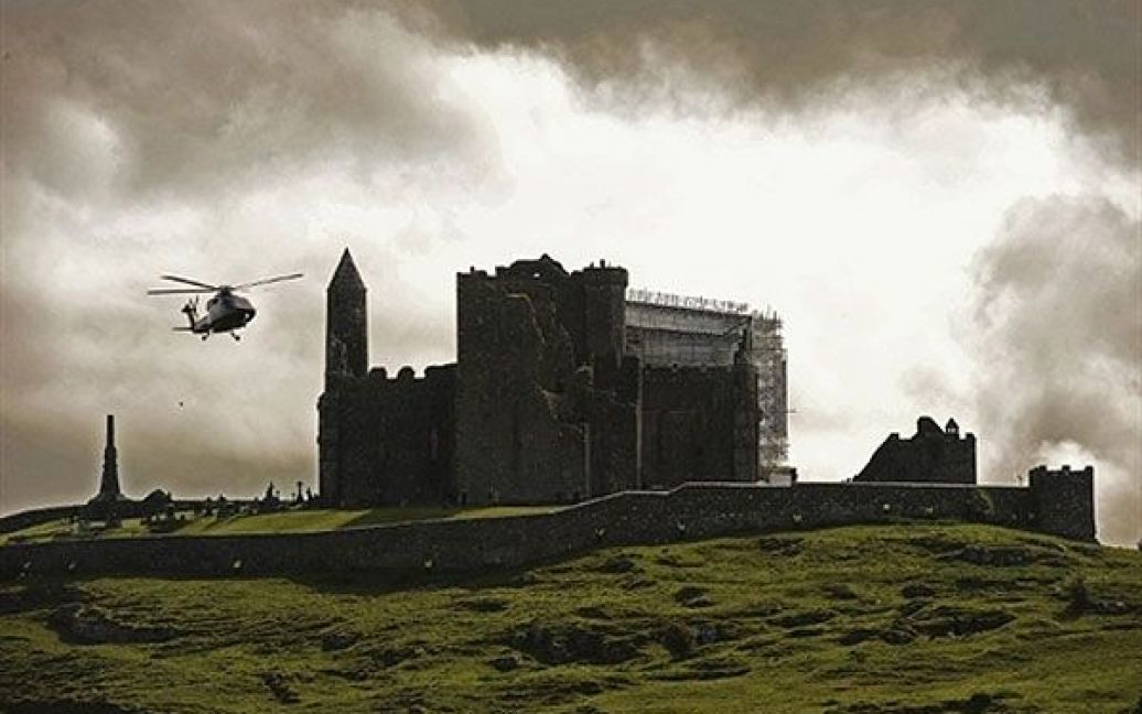 Ірландія, Кашель. Вертоліт із королевою Британії Єлизаветою II прибуває до Кашеля, графство Тіпперері, де королева має відвідати монумент Скала Кашеля у останній день свого офіційного чотириденного візиту до Ірландії. / © AFP
