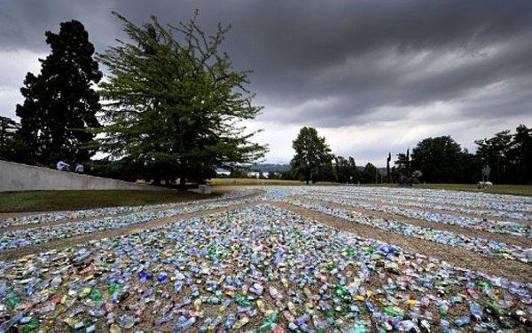 Швейцарія, Женева. Американський художник Мона Сфейр створила інсталяцію "Лабіринт переробки" (Recycling Labyrinth) поблизу будівлі ООН у Женеві. Інсталяція на честь Всесвітнього дня навколишнього середовища складається з 8000 пластикових пляшок, які йдуть на звалища в світі кожної секунди. / © AFP