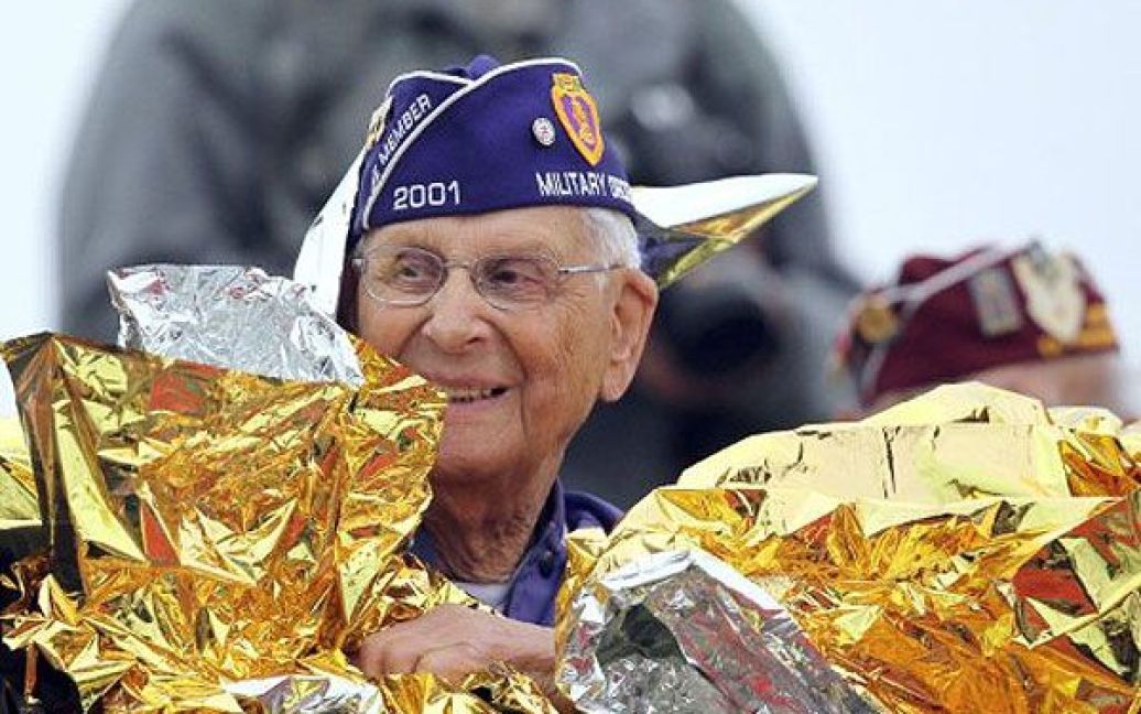 Франція, Крікевіль-ан-Бесін. Американський ветеран Джек Порт, загорнутий у зігріваючу ковдру, посміхається під час церемонії з нагоди 67-ї річниці дня "Д", коли 6 червня 1944 року союзники висадились в Нормандії/ / © AFP