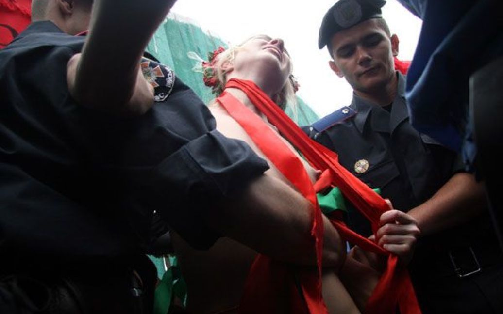 Активістки FEMEN влаштували під Верховною радою топлес-протест "Депутат, не бикуй!" проти пенсійної реформи. / © Жіночий рух FEMEN
