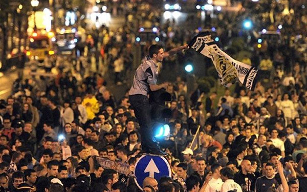 Іспанія, Мадрид. Прихильники ФК "Реал" (Мадрид) на фонтані Сібелес у Мадриді святкують перемогу свого клубу у матчі проти "Барселони" на Кубок Іспанії. "Реал" обіграв "Барселону" з рахунком 1:0. / © AFP