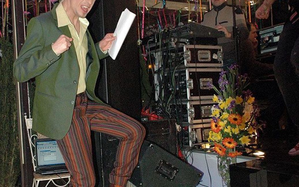 Сергій Сосєдов виконує запальний танок під керівництвом хореографа Євгенія Папунаїшвілі. / © ТСН.ua