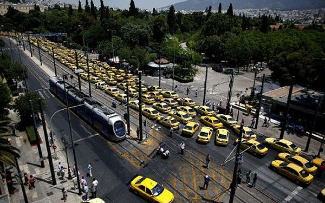 Греція, Афіни. Грецькі таксисти заблокували дороги в Афінах перед початком 48-годинного страйку проти урядових планів лібералізації торгівлі. / © AFP