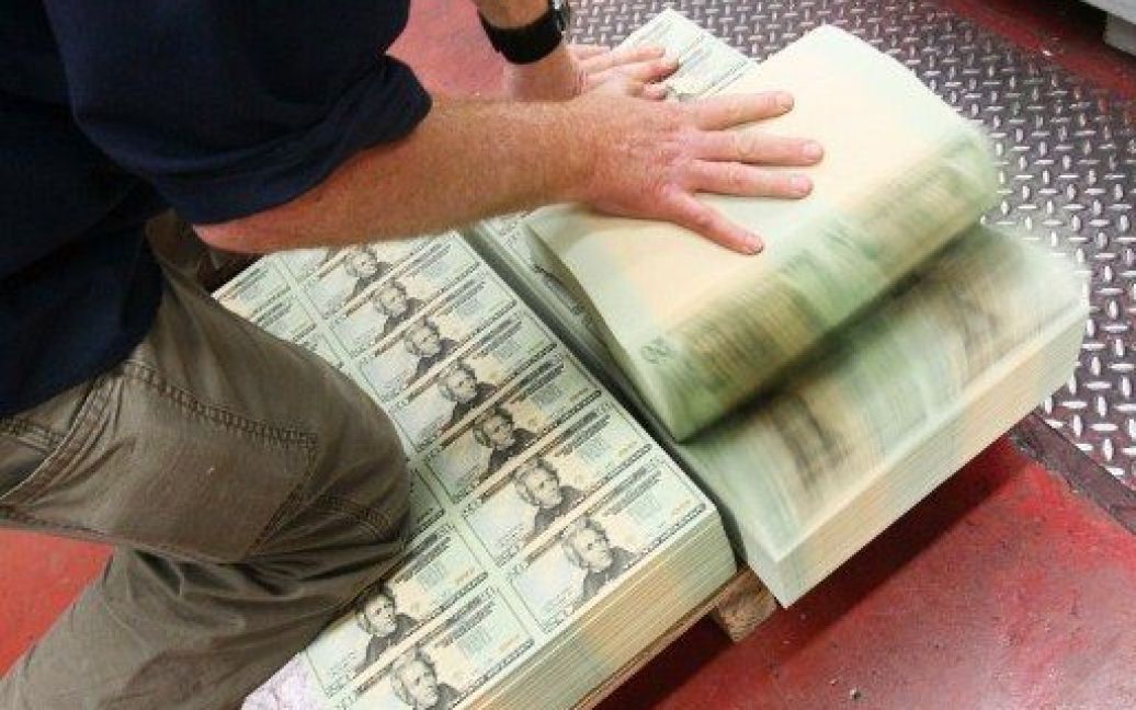 США, Вашингтон, Працівник перевіряє свіжовипущені 20-доларові банкноти в Бюро гравірування та друку у Вашингтоні, округ Колумбія. Друкарня "Бюро гравіювання і друку" на 14-ій стріт у Вашингтоні до 1991 року була єдиною друкарнею Федерального резерву. / © AFP