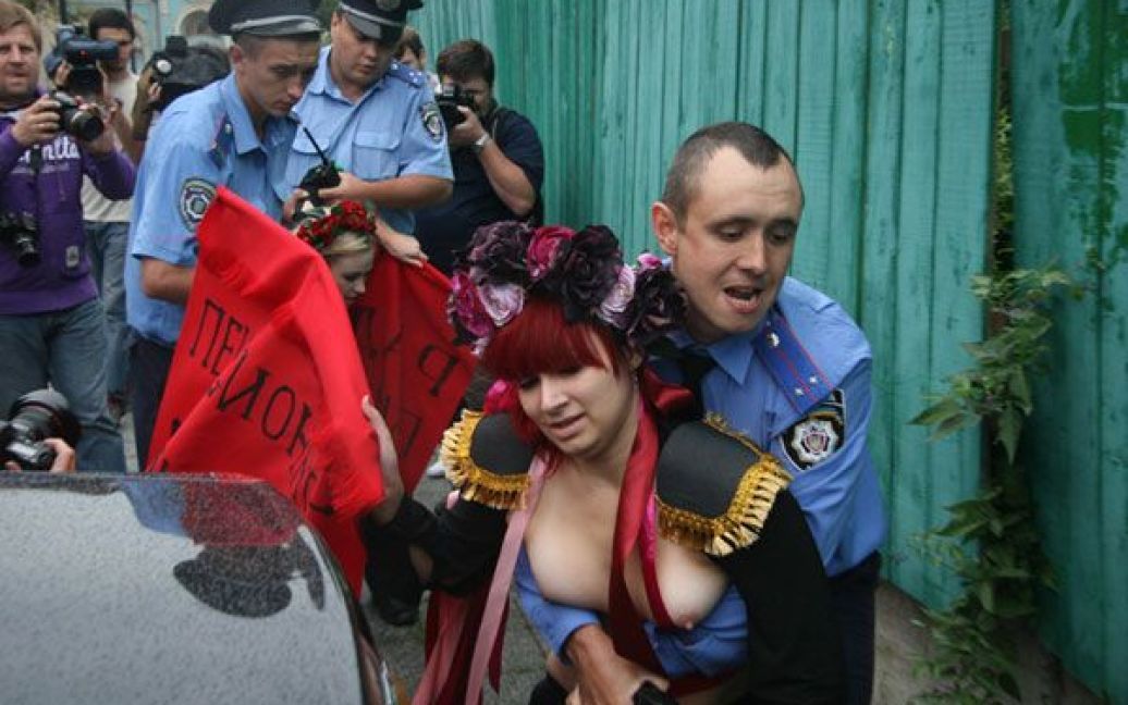 Активістки FEMEN влаштували під Верховною радою топлес-протест "Депутат, не бикуй!" проти пенсійної реформи. / © Жіночий рух FEMEN